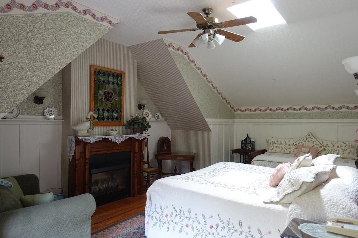 Standard Room, 1 King Bed, Non Smoking (Garden Gable) | Rollaway beds (surcharge), WiFi (free), bed sheets
