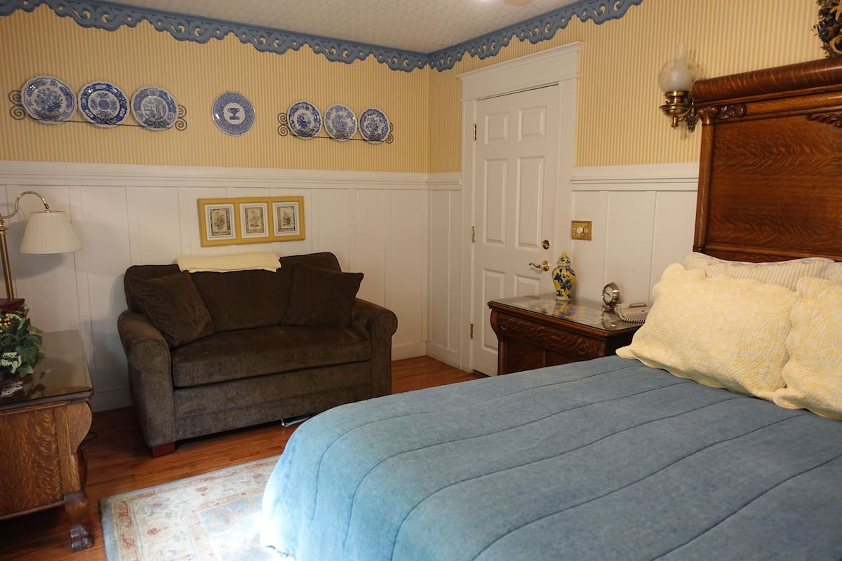 Standard Room, 1 Queen Bed, Non Smoking (Nantucket) | Rollaway beds (surcharge), WiFi (free), bed sheets