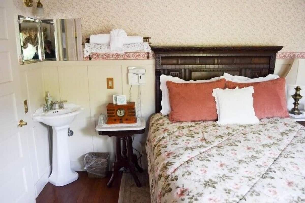 Standard Room, 1 Queen Bed, Non Smoking (Lands End) | Rollaway beds (surcharge), WiFi (free), bed sheets