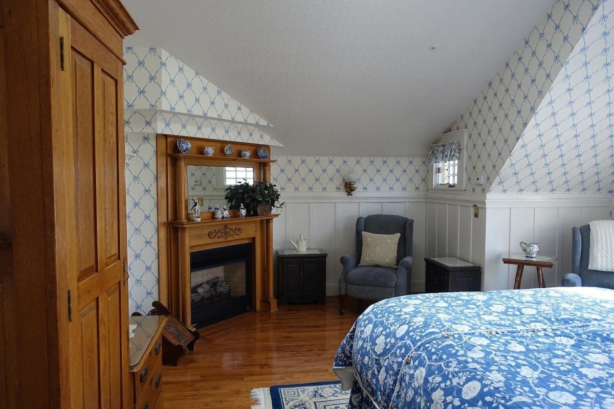 Standard Room, 1 Queen Bed, Non Smoking (Whale Watch) | Rollaway beds (surcharge), WiFi (free), bed sheets