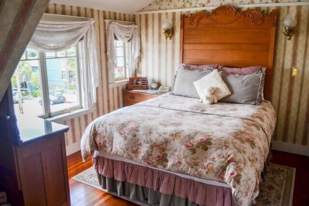 Standard Room, 1 Queen Bed, Non Smoking (Bayview) | Rollaway beds (surcharge), WiFi (free), bed sheets