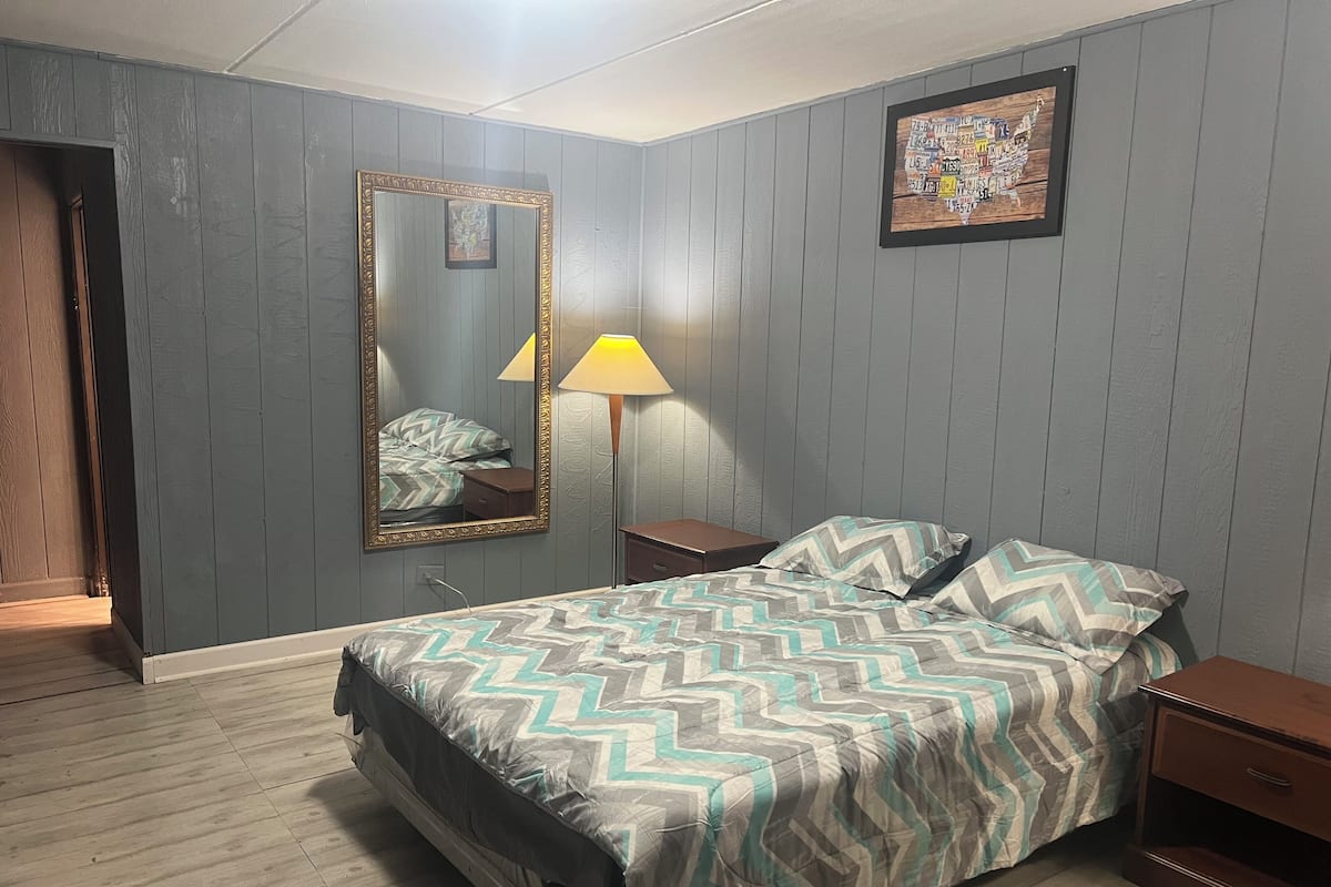 1 habitación, escritorio y ropa de cama