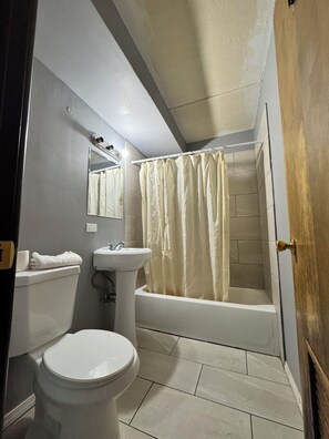 Free toiletries, towels - Best Motel By OYO Chicago I-90 (Chicago)