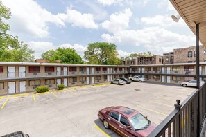 Ókeypis bílastæði með sjálfsafgreiðslu, ókeypis bílastæði með þjónustu