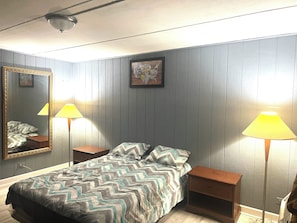 1 quarto, escrivaninha, roupa de cama