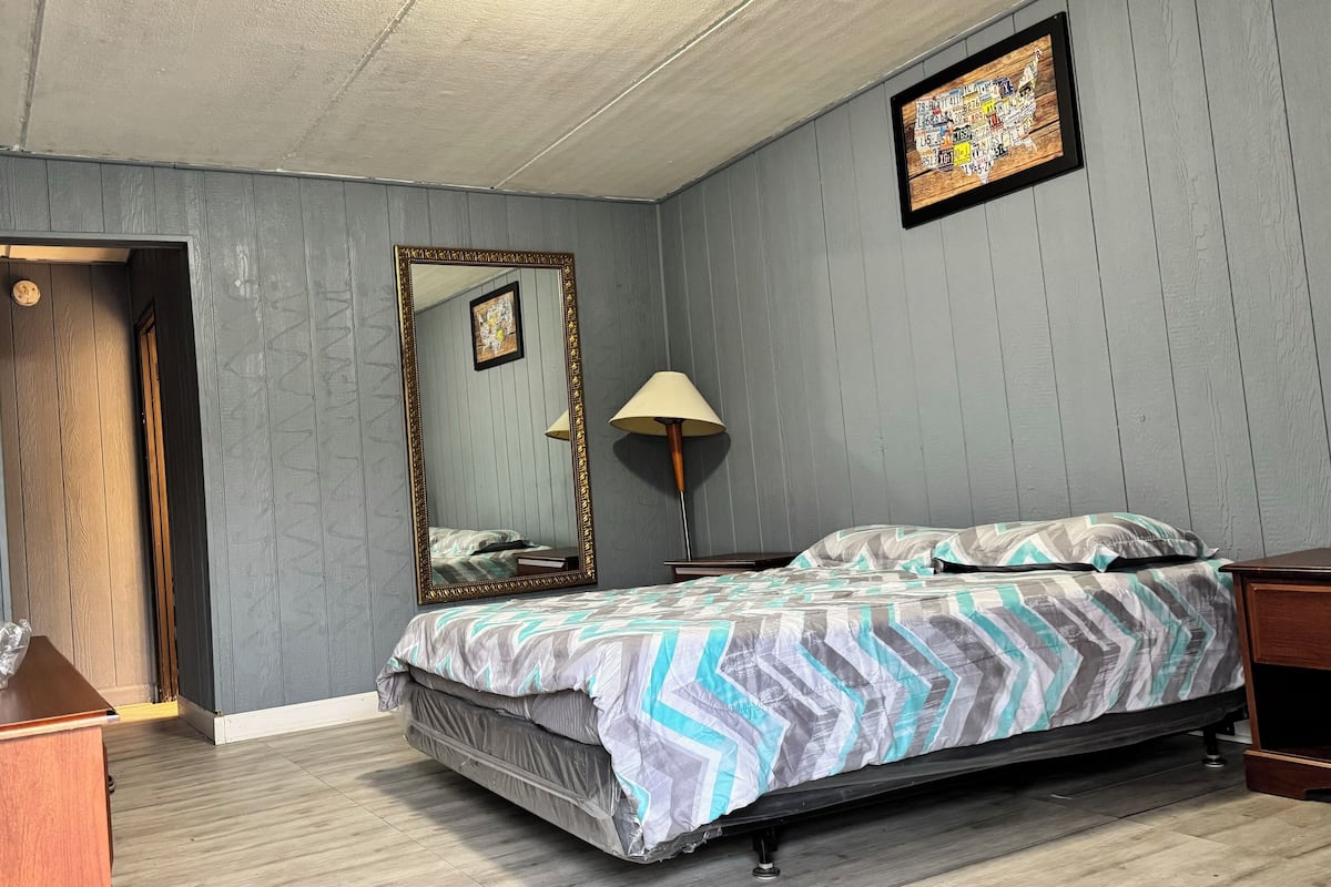 1 habitación, escritorio y ropa de cama