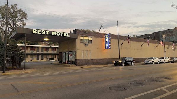 Property entrance - Best Motel By OYO Chicago I-90 (Chicago)