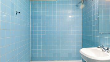 Kamer, 2 tweepersoonsbedden, roken | Badkamer | Gratis toiletartikelen, handdoeken