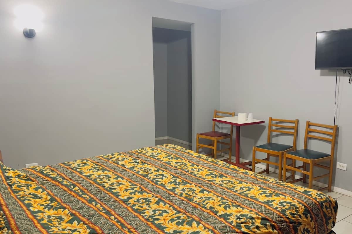 Habitación, 1 cama King size, para no fumadores | 1 habitación, escritorio y ropa de cama