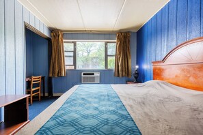 Een bureau, beddengoed