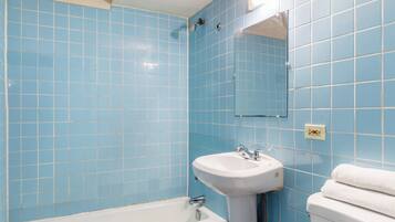 Kamer, 2 tweepersoonsbedden, roken | Badkamer | Gratis toiletartikelen, handdoeken