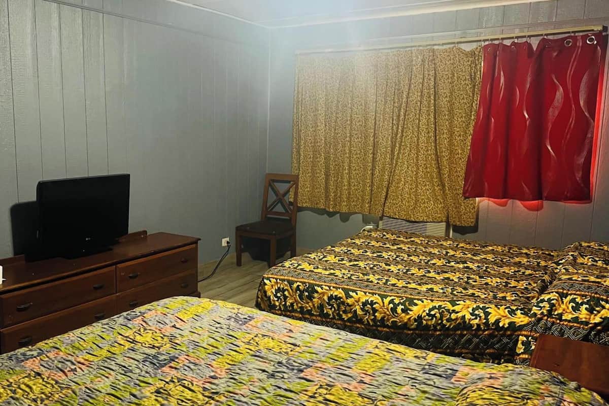 Habitación, 2 camas matrimoniales, para fumadores | 1 habitación, escritorio y ropa de cama