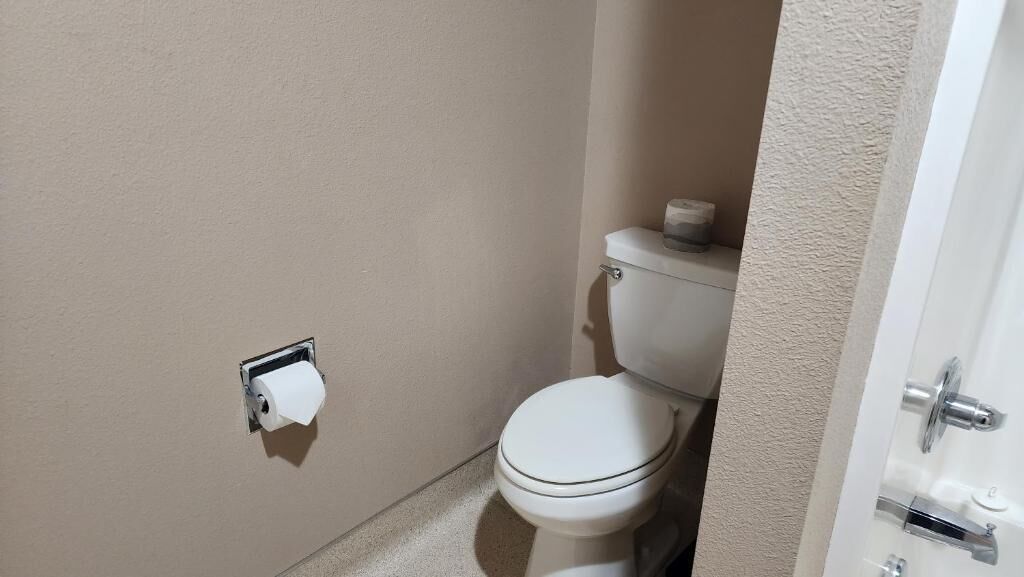 Comfort Double Room, Non Smoking | Bathroom | Combined shower/bathtub, free toiletries, hair dryer, towels