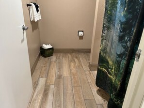 Comfort Double Room, Non Smoking | Bathroom | Combined shower/tub, free toiletries, hair dryer, towels - Antlers Inn (Chester)