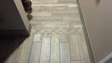 Enkeltrom – comfort, 1 kingsize-seng, tilpasset bevegelseshemmede, ikke-røyk | Innvendig