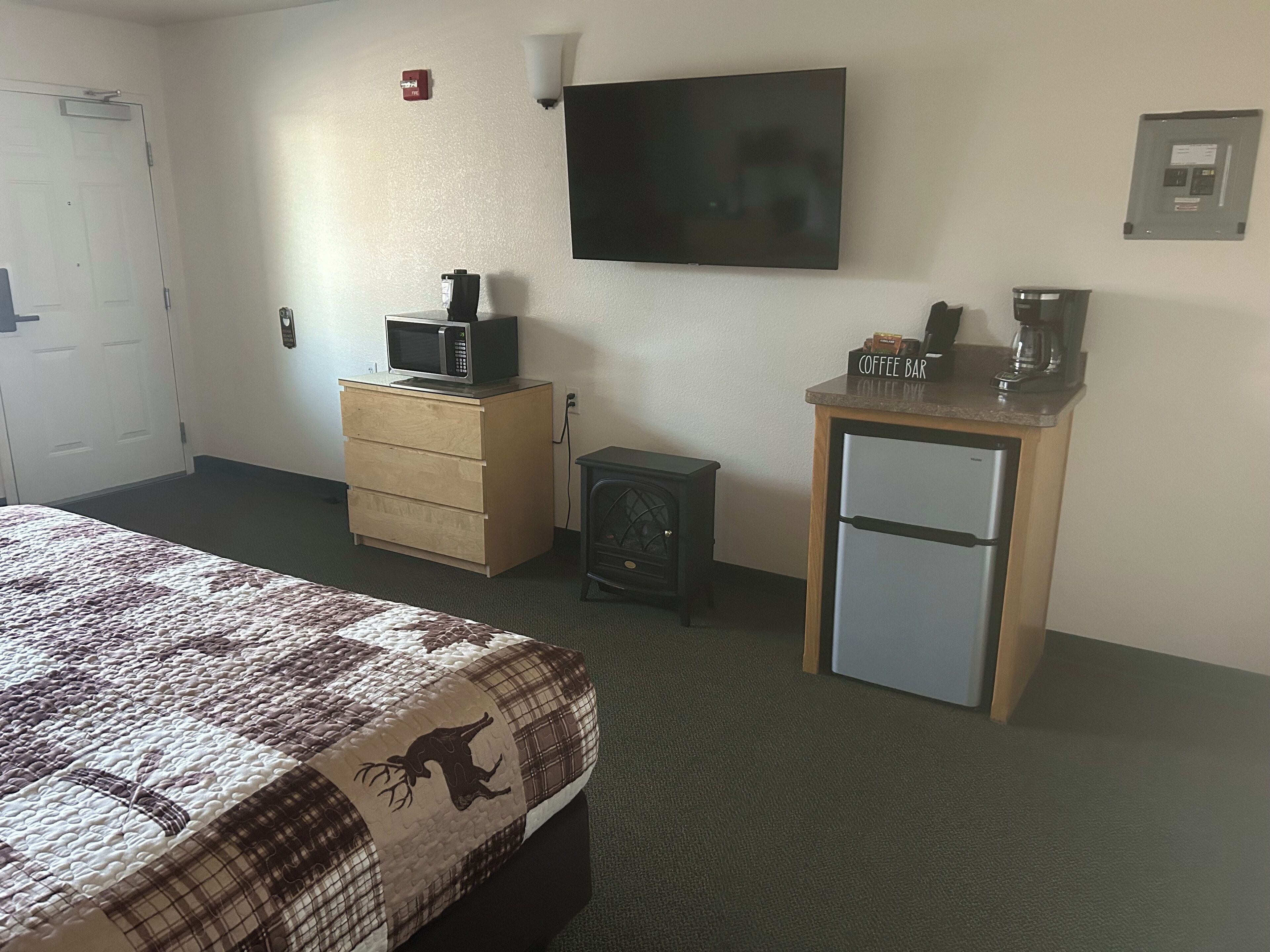 Comfort Single Room, 1 King Bed, Mobility Accessible, Non Smoking | Iron/ironing board, free WiFi, wheelchair access