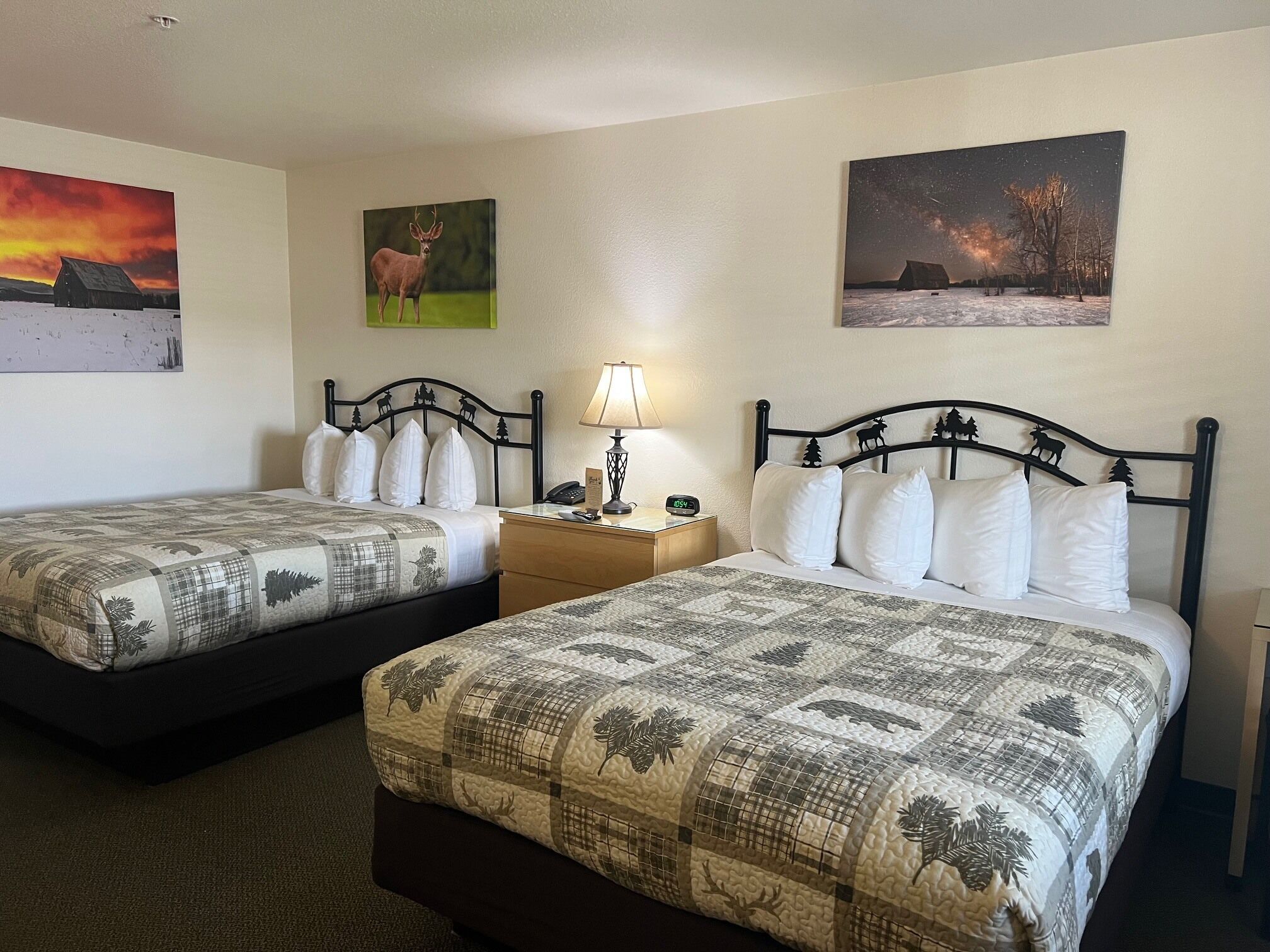 Habitación doble Deluxe, 2 camas Queen size, para no fumadores | Tabla de planchar con plancha y wifi gratis 