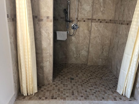 Towels, soap, shampoo, toilet paper. American Inn Ontario