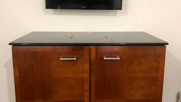 Escritorio, wifi gratis y ropa de cama