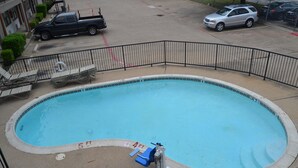 Seasonal outdoor pool - Deluxe INN (Irving)