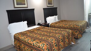 Desk, blackout curtains, iron/ironing board (on request), free WiFi - Deluxe INN (Irving)