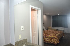 Escritorio, cortinas opacas, tabla de planchar con plancha y wifi gratis