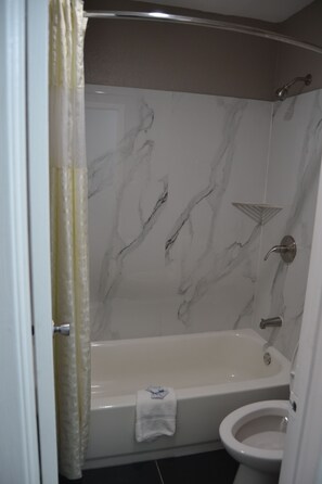 Combined shower/bathtub, free toiletries, hair dryer, towels - Deluxe INN (Irving)