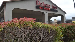 Front of property - Deluxe INN (Irving)