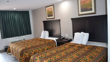 Escritorio, cortinas blackout y tabla de planchar con plancha