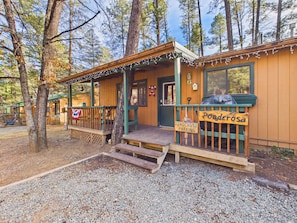Ponderosa | Terrace/patio - Whispering Pine Cabins (Ruidoso)