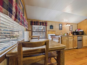 Bears Way | In-room dining - Whispering Pine Cabins (Ruidoso)