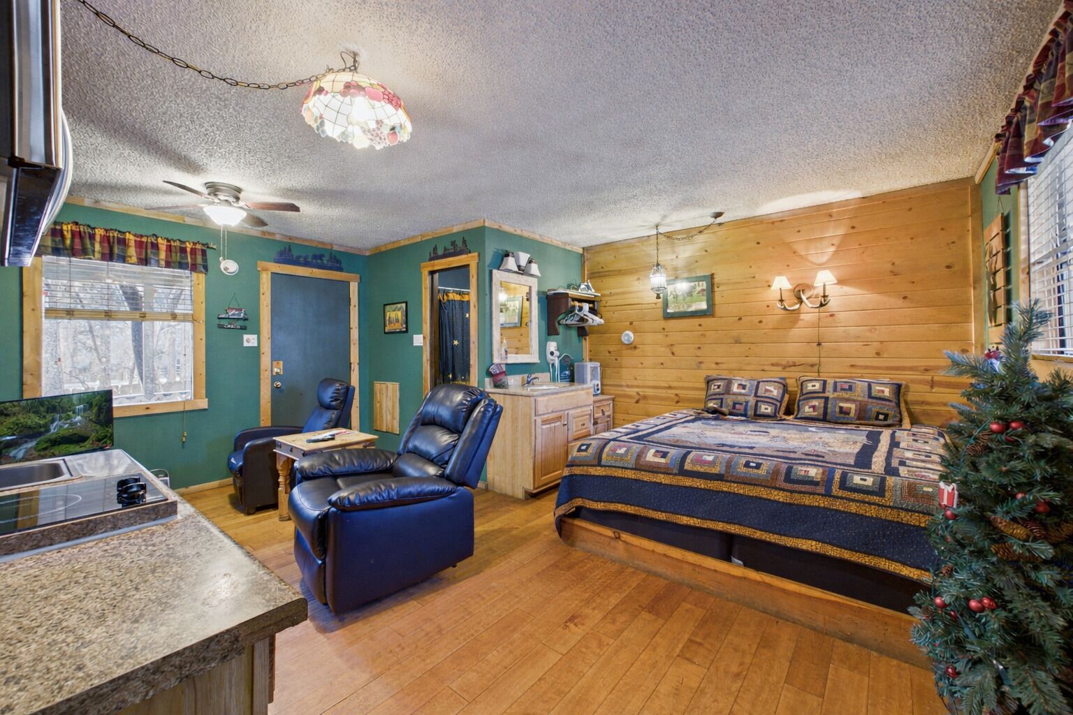 Acorn | Premium bedding, individually decorated, individually furnished