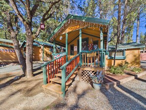 Juniper | Terrace/patio - Whispering Pine Cabins (Ruidoso)