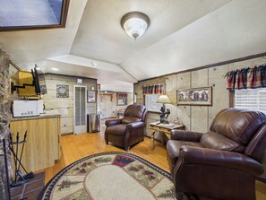 Juniper | Premium bedding, individually decorated, individually furnished - Whispering Pine Cabins (Ruidoso)