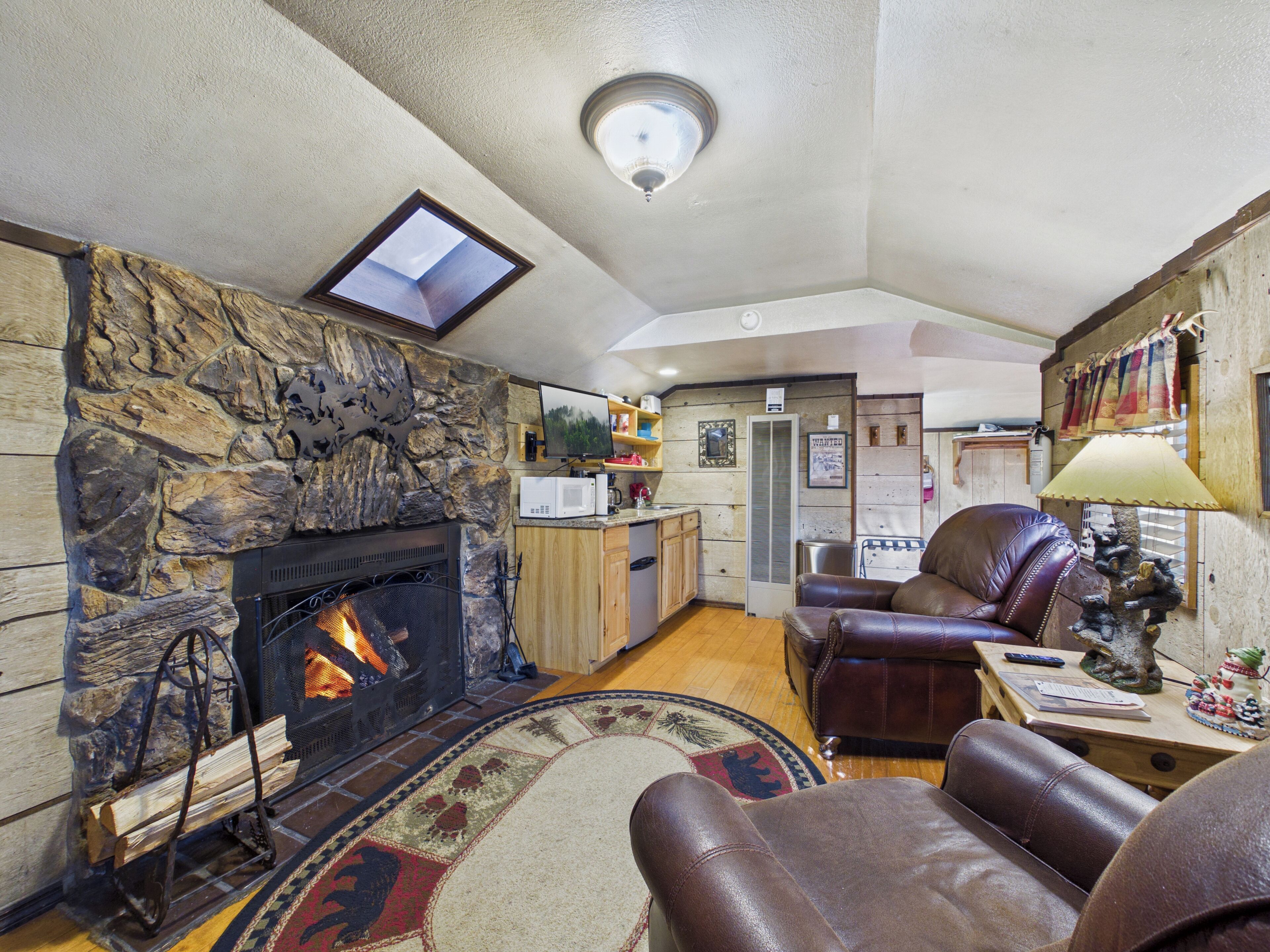 Juniper | Living area | 36-inch flat-screen TV with digital channels, TV, fireplace