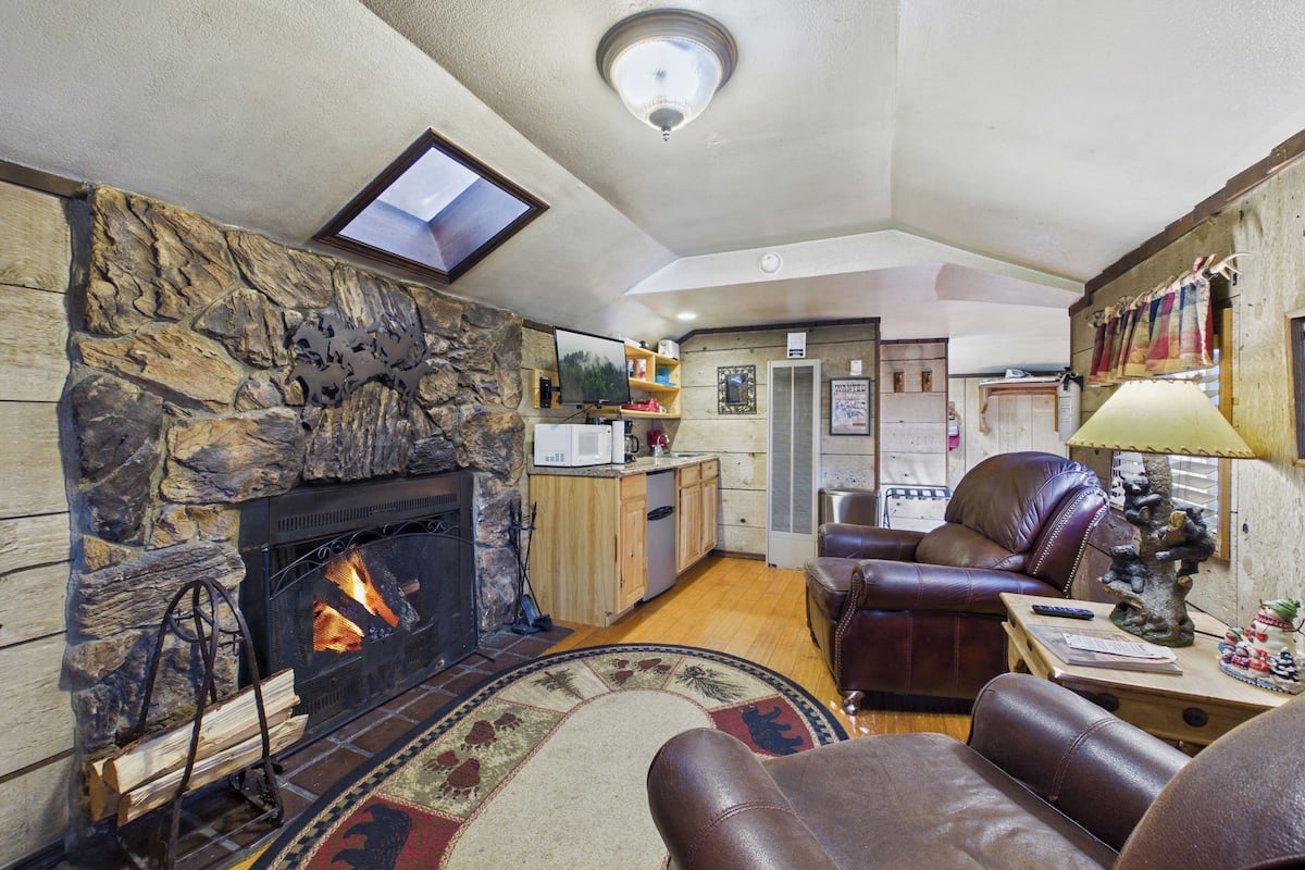 Juniper | Living area | 36-inch flat-screen TV with digital channels, TV, fireplace