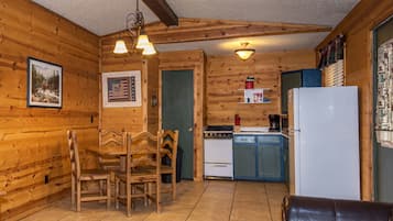 Ponderosa | Bếp riêng | Tủ lạnh, lò vi sóng, bếp nấu, dụng cụ pha cà phê/trà
