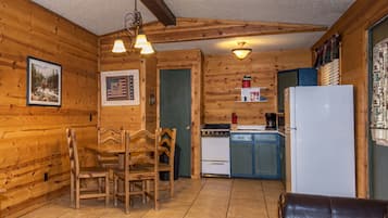 Ponderosa | Private kitchen | Fridge, microwave, stovetop, coffee/tea maker