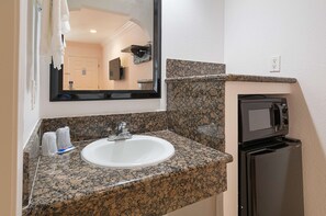 Combined shower/bathtub, towels