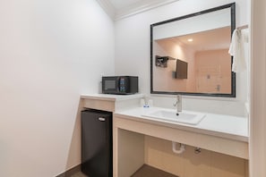Combined shower/bathtub, towels