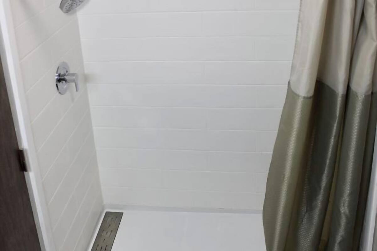 Ensemble douche/baignoire, serviettes fournies