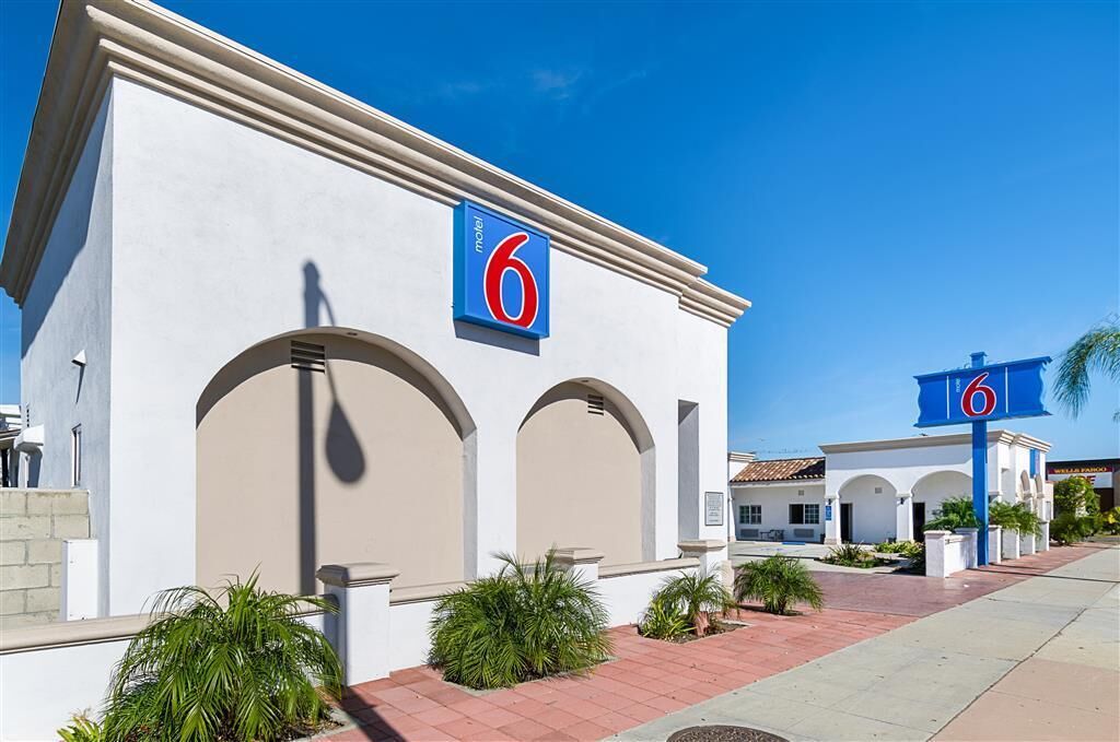 A building with a '6' sign, indicating it is a motel.