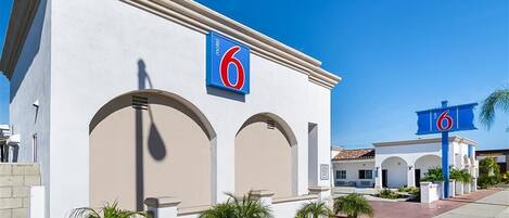 A building with a '6' sign, indicating it is a motel.