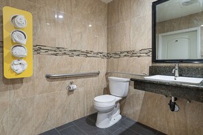 Een bad/douchecombinatie, handdoeken