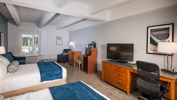 Habitación, 2 camas Queen size, balcón, vista al puerto | Escritorio, tabla de planchar con plancha, wifi gratis y ropa de cama