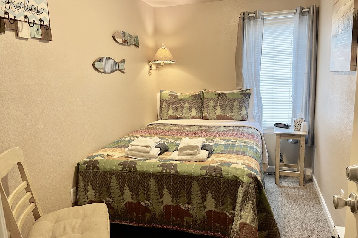 Economy tweepersoonskamer, gedeelde badkamer (Rm14- No A/C No Breakfast) | 1 slaapkamer