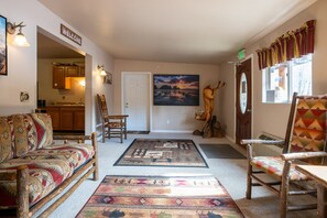 Property entrance - North Cascades Inn (Marblemount)