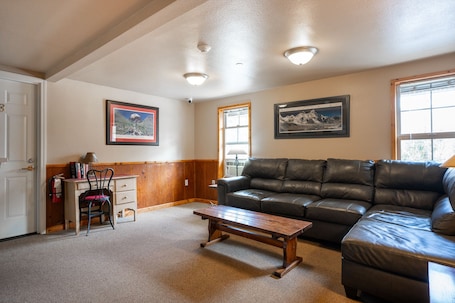 Lounge. North Cascades Inn