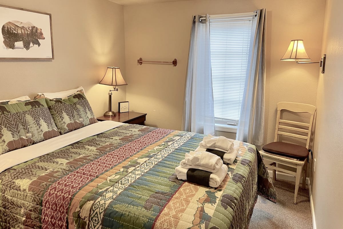 Economy tweepersoonskamer, gedeelde badkamer (Rm15- No A/C No Breakfast) | 1 slaapkamer