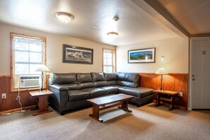 Lounge - North Cascades Inn (Marblemount)